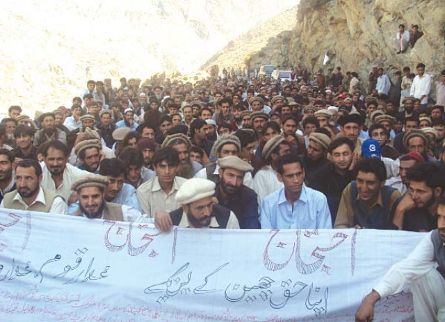 diamer bhasha dam kohistan villagers continue blockade of kkh for third day diamer bhasha dam kohistan villagers continue blockade of kkh for third day