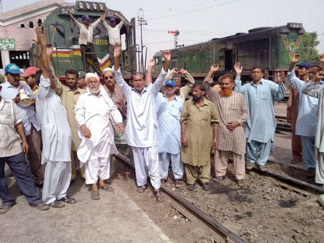 pakistan railways unpaid workers hold countrywide protests pakistan railways unpaid workers hold countrywide protests