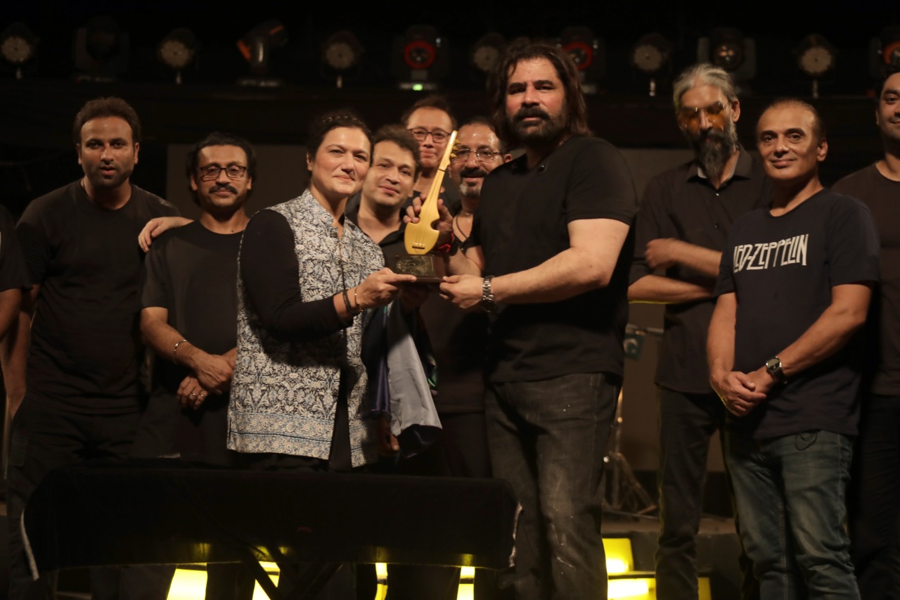 organiser huma nassr awarding shafqat amanat ali photo supplied