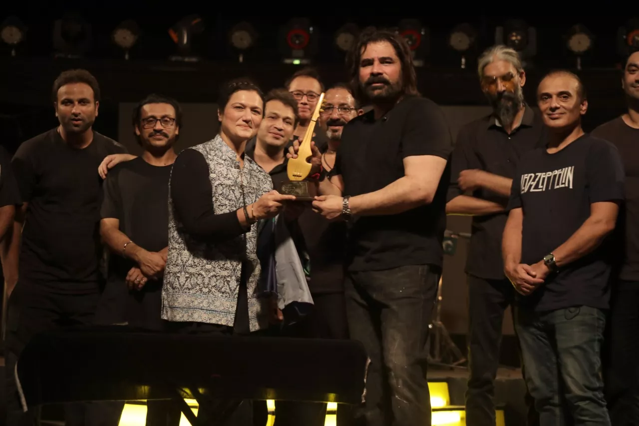 organiser huma nassr awarding shafqat amanat ali photo supplied organiser huma nassr awarding shafqat amanat ali photo supplied