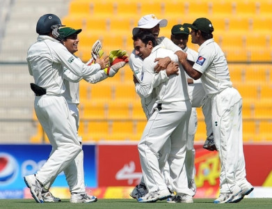 pakistan get off to tentative start in first test after junaid khan s heroics