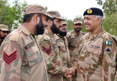 fight against militancy top army commander praises private militias