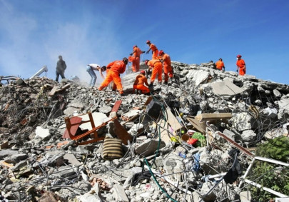 turkey quake toll exceeds 260 dead hundreds missing