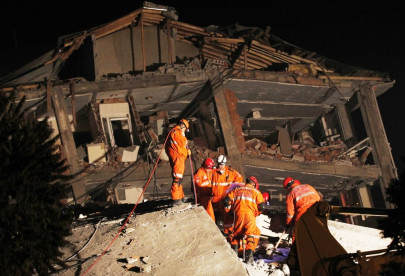 rescuers battle to find turk quake survivors death toll jumps to 432