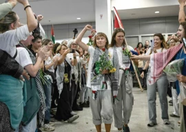 thunberg greeted by cheering crowd in athens thunberg greeted by cheering crowd in athens