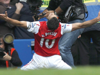 van persie s triple leaves chelsea aghast
