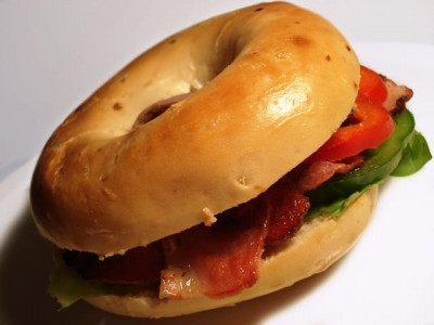 police officer sues over bagel sandwich served with hair