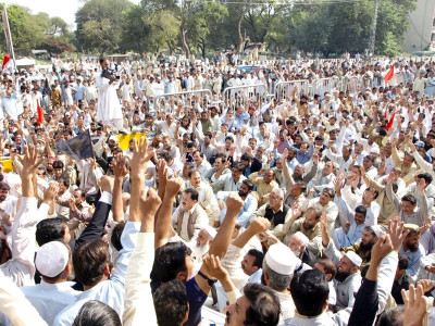 traffic snarl on bb road as iesco staff hold protest