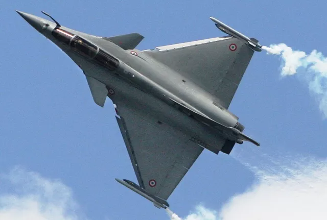 india examines rival bids for huge war plane deal india examines rival bids for huge war plane deal