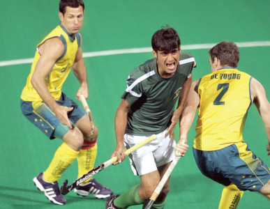 critics laud hockey title