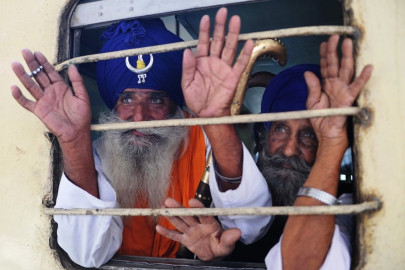 guru nanak dev birthday sikh pilgrims arrive in lahore guru nanak dev birthday sikh pilgrims arrive in lahore