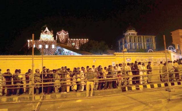 abdullah shah ghazi s urs despite earlier bomb blast nearby saint still attracts crowds abdullah shah ghazi s urs despite earlier bomb blast nearby saint still attracts crowds