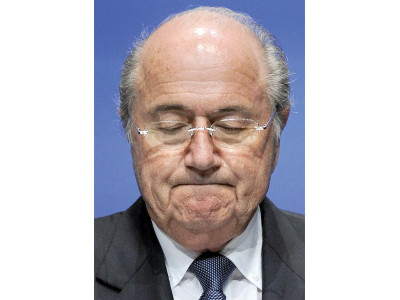 fifa president blatter apologises for racism remarks