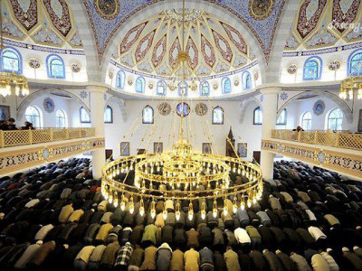 saudi arabia building 200 mosques will not help the refugee crisis