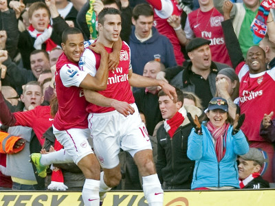 van persie s brace sees arsenal through