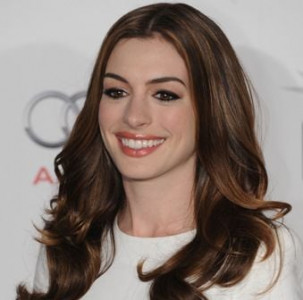 hollywood actress anne hathaway engaged