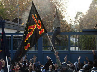 uk warns of consequences after students storm embassy in tehran