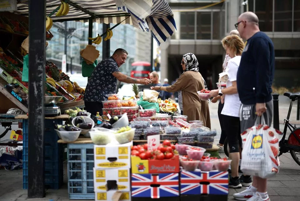 a person buys produce from a fruit and vegetable market stall in central london britain august 19 2022 reuters a person buys produce from a fruit and vegetable market stall in central london britain august 19 2022 reuters