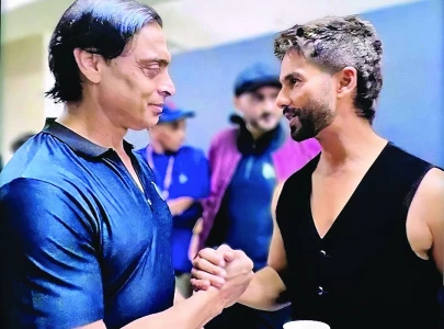 shoaib akhtar crosses paths with shahid kapoor shoaib akhtar crosses paths with shahid kapoor