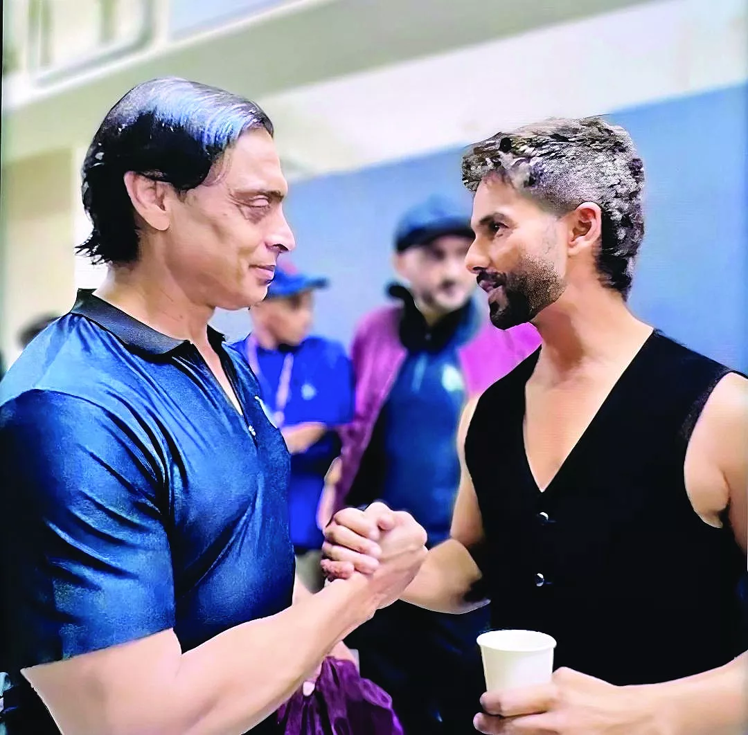 shoaib akhtar crosses paths with shahid kapoor shoaib akhtar crosses paths with shahid kapoor
