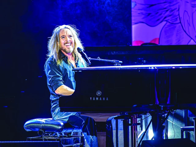 Tim Minchin happy he did not succeed in 20s | The Express Tribune