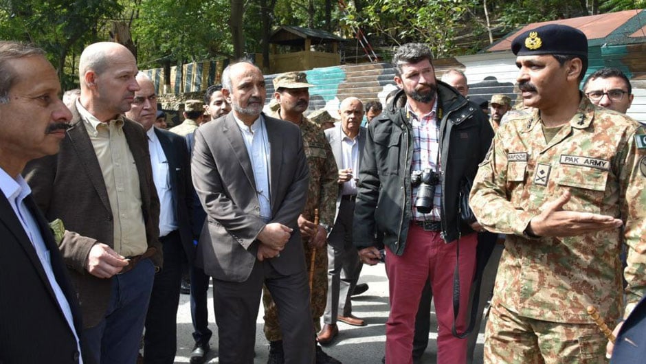 DG ISPR briefs the diplomatic corps during the LoC visit. PHOTO: EXPRESS 