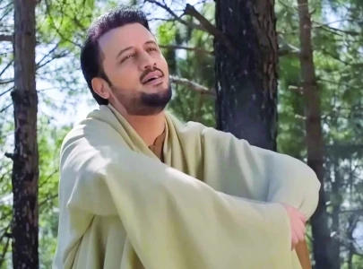 fans join atif aslam in spontaneous sing along fans join atif aslam in spontaneous sing along