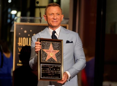 james bond actor daniel craig honoured with star on hollywood s walk of fame