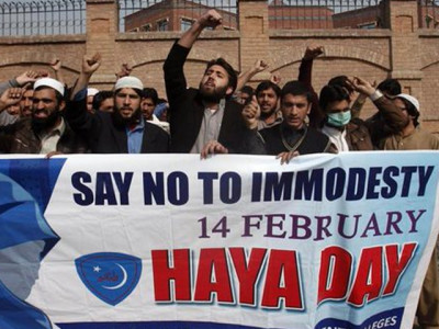 why were karachi university girls beaten up for playing cricket