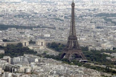 firm wants to turn eiffel tower into giant tree