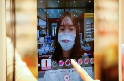 south korean augmented reality mirror allows touchless cosmetics shopping south korean augmented reality mirror allows touchless cosmetics shopping