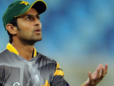 shoaib malik s test retirement is anything but graceful