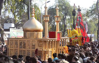 ninth muharram mourners pay homage to martyrs of karbala