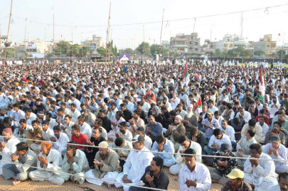 altaf hussain address standing behind the president