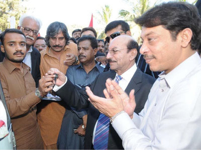 helping hand cm distributes rickshaws