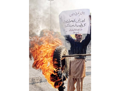 junior staff protest against lahore college vc