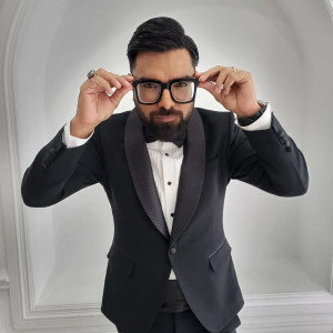 actors claiming to have snubbed hum awards weren t offered first class tickets yasir hussain