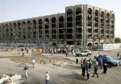 suicide bomber kills 6 outside iraq ministry