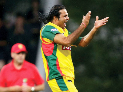 cricket hurricanes sweep aside strikers