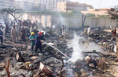 shahra e faisal baby girl dies as fire erupts in slums