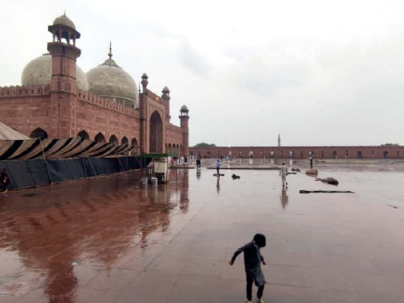 due to lahore s growing population and an ineffective sewerage system complaints of blocked drainage are common in dif ferent parts of the city in normal days as well photo rizwan anwar