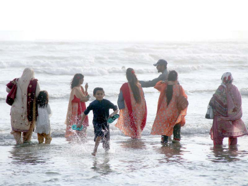 people beat the heat at sea view beach as mercury shoots up in the metropolis photo online