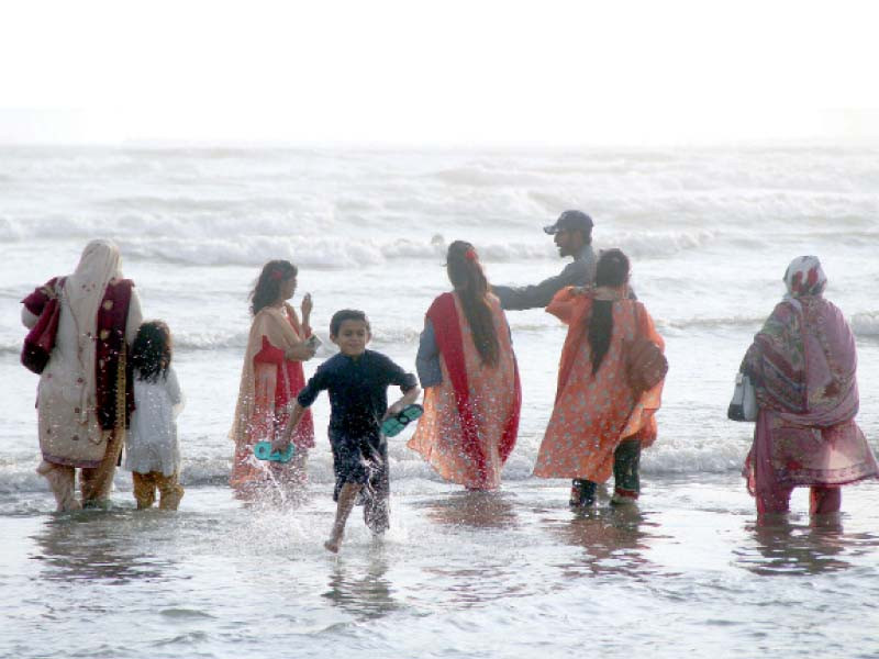 people beat the heat at sea view beach photo online