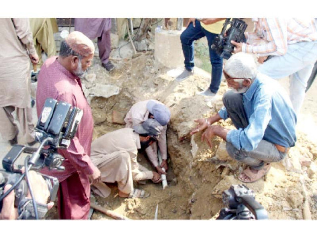 workers cut water line of nasla tower following supreme court orders to demolish the illegal building in a week photos express agencies workers cut water line of nasla tower following supreme court orders to demolish the illegal building in a week photos express agencies