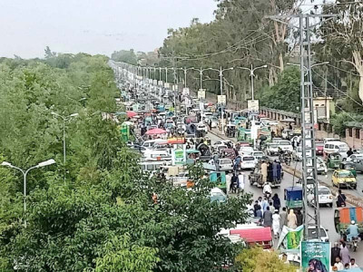 peshawar zoo attracts record visitor numbers