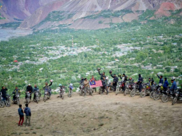 malaysian motorcyclists reach chitral