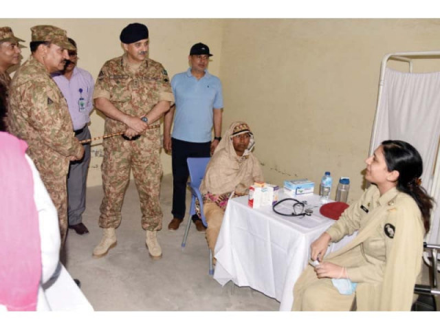 commander bahawalpur corps lt gen khalid zia visits a drought relief camp at chanan pir photo express commander bahawalpur corps lt gen khalid zia visits a drought relief camp at chanan pir photo express
