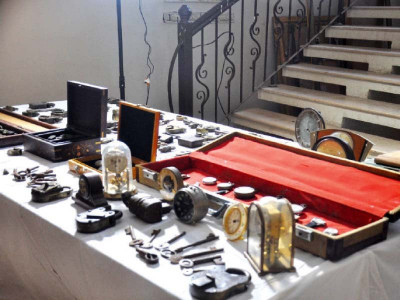 mughal british era artifacts on display