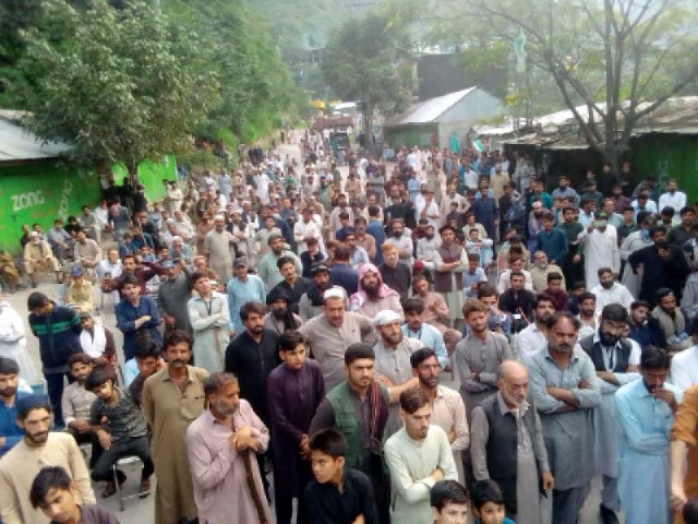 balakot dam victims stage a sit in and block the kaghan highway causing inconvenience to commuters photo express balakot dam victims stage a sit in and block the kaghan highway causing inconvenience to commuters photo express