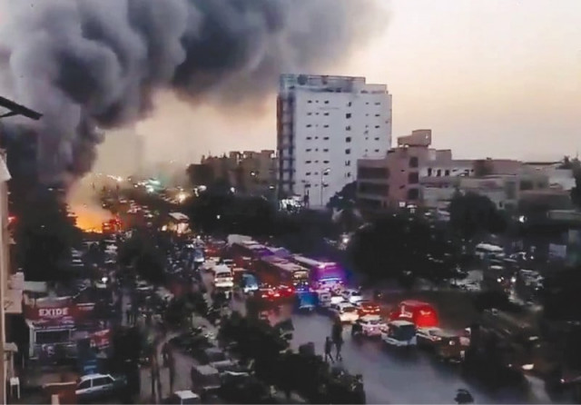 mall blaze ignites traffic chaos mall blaze ignites traffic chaos